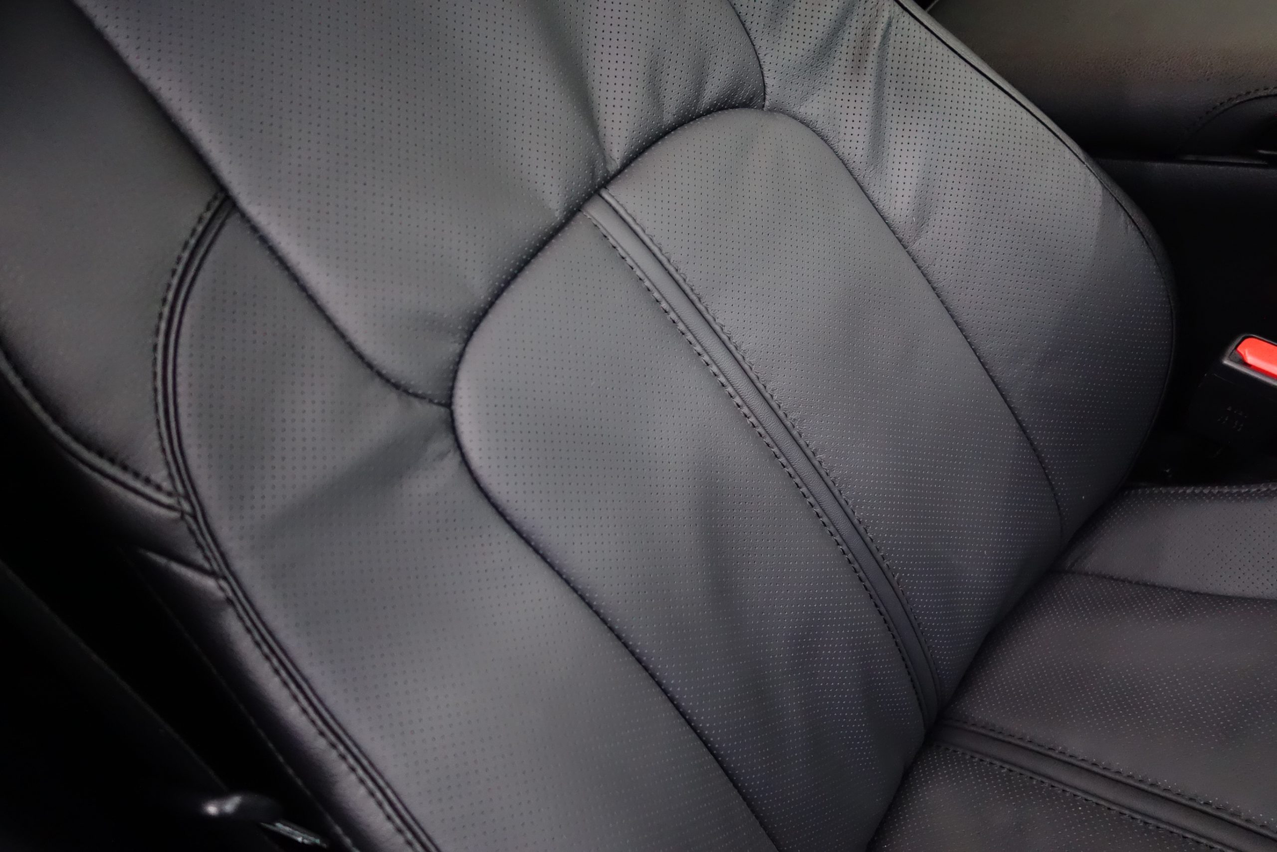 210系クラウンアスリートへレザーシートカバー装着 装着するだけで車内の高級感は一気にアップ B Pacs Staff Blog