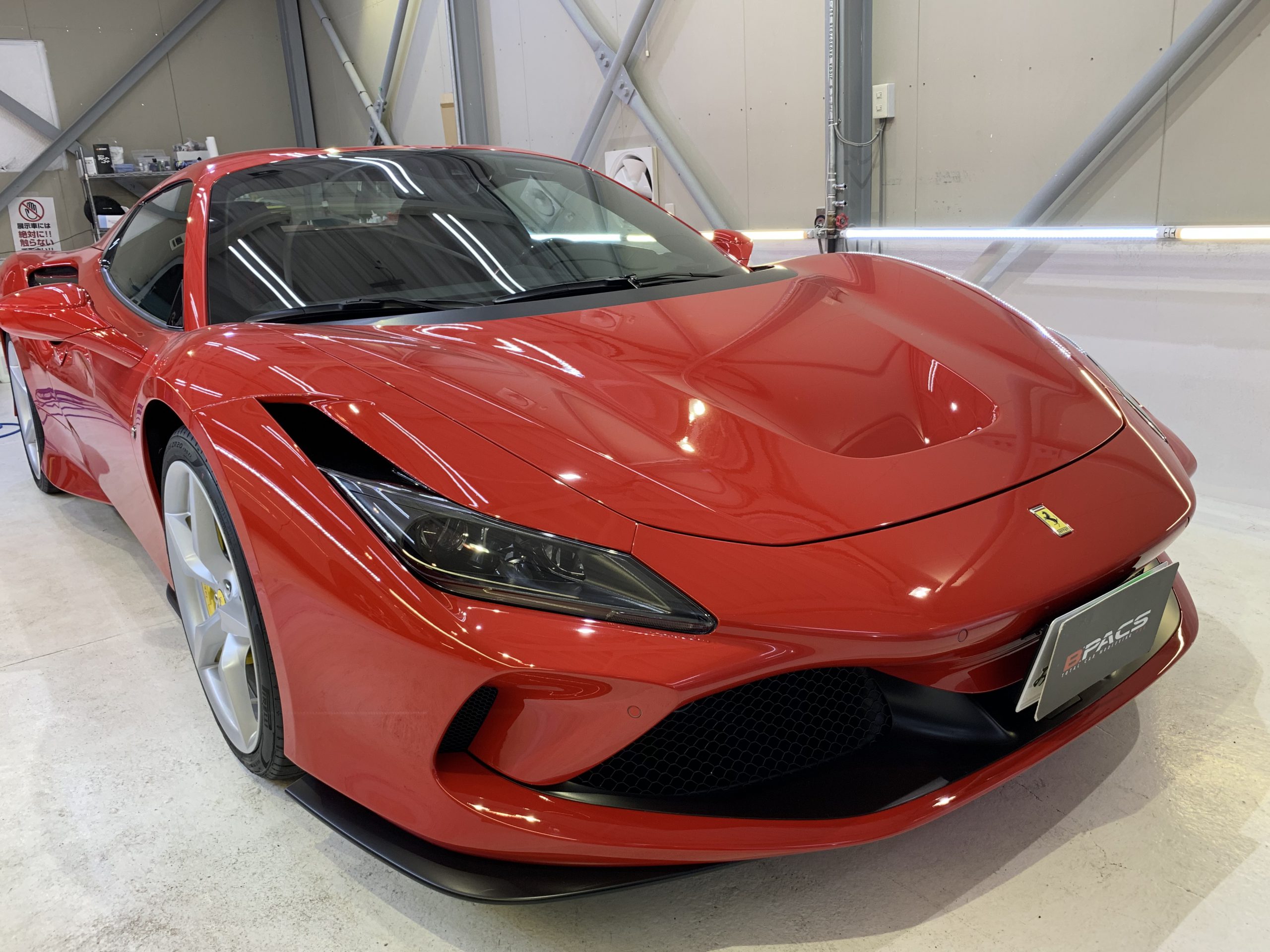 フェラーリ F8スパイダーにインテリアレザーコーティングを施工しま