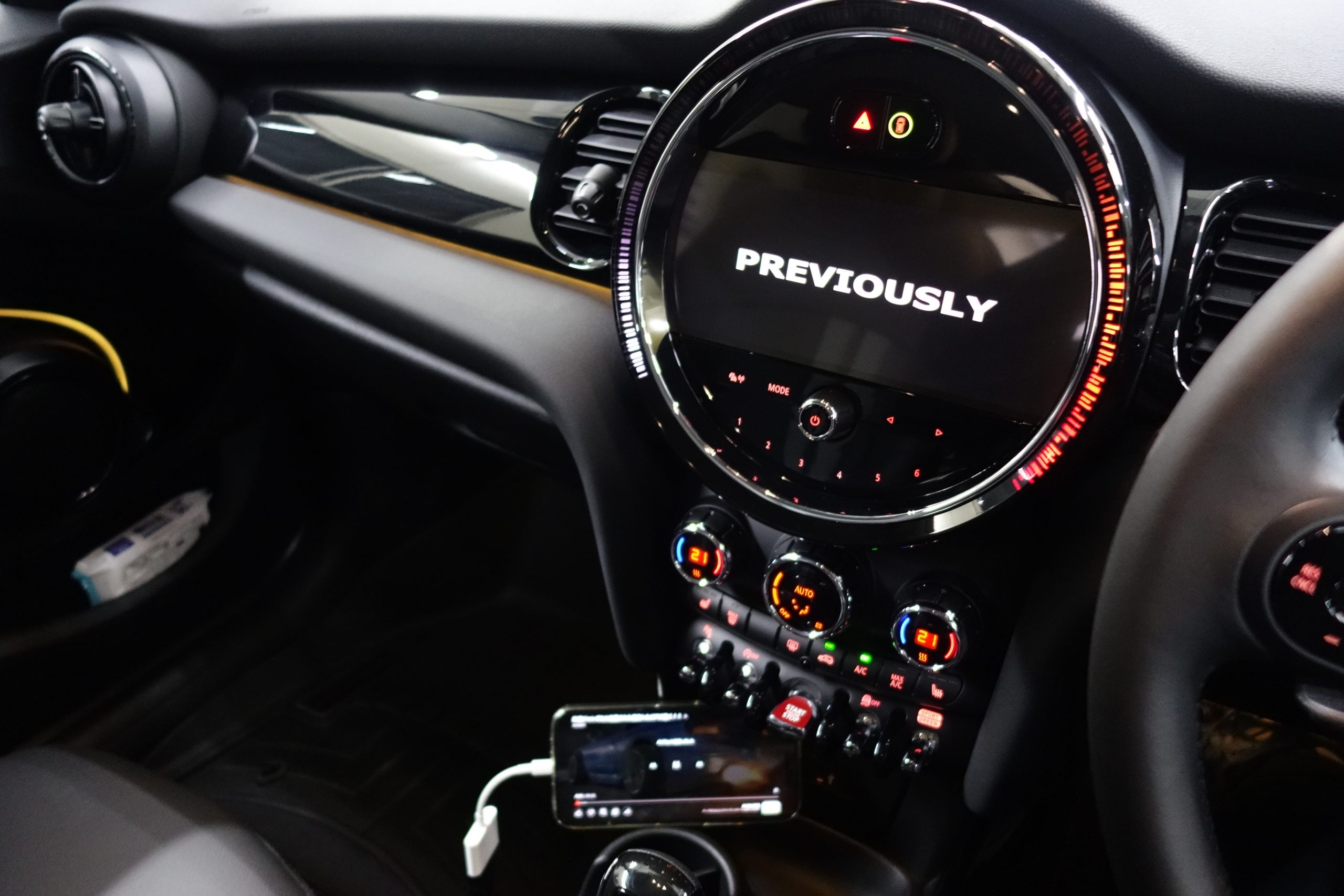 BMW mini 純正 カーオーディオ MINIの純正オーディオにカロッツエリアナビを追加！純正