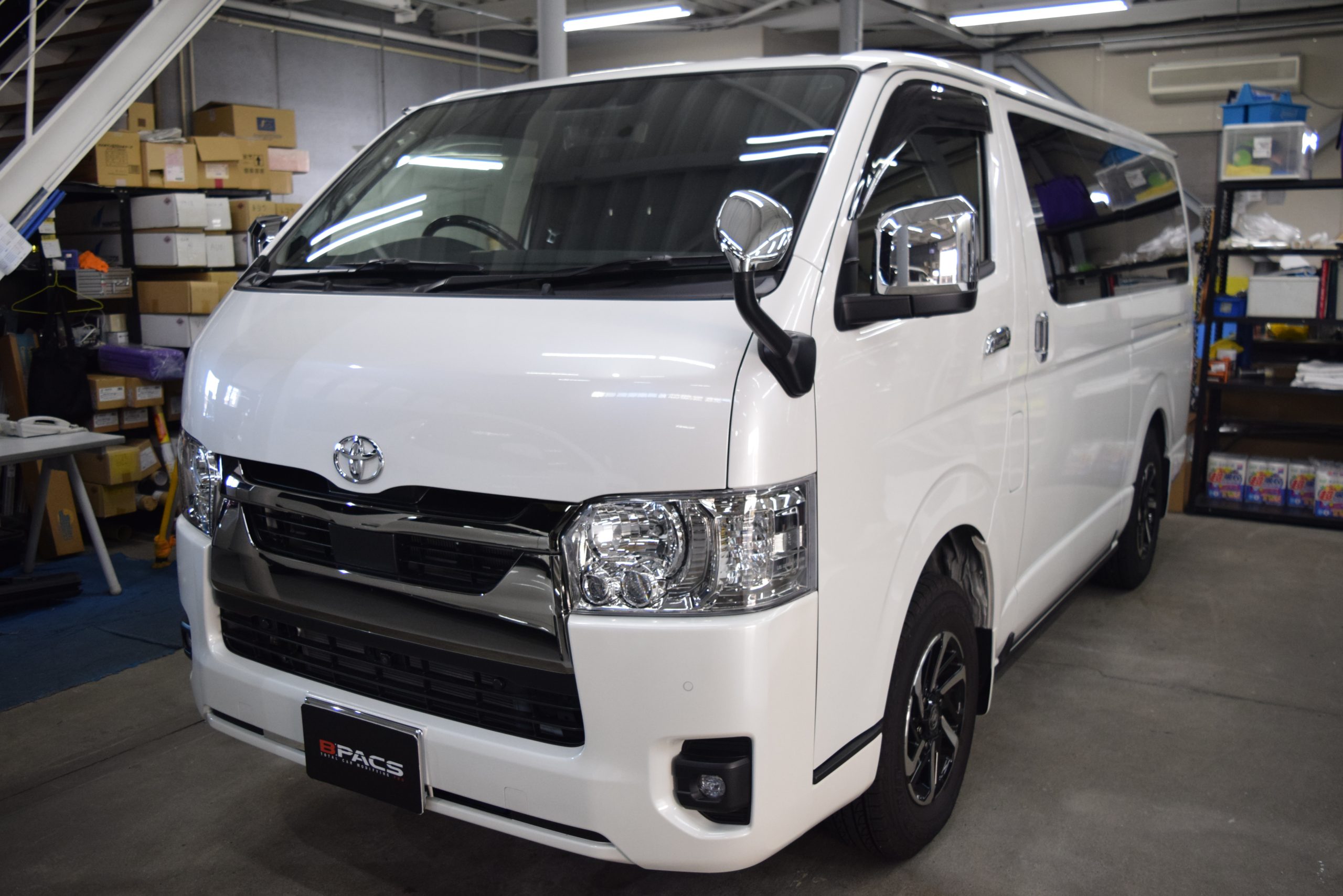 トヨタ ハイエースにフィルム施工 | B-PACS STAFF BLOG