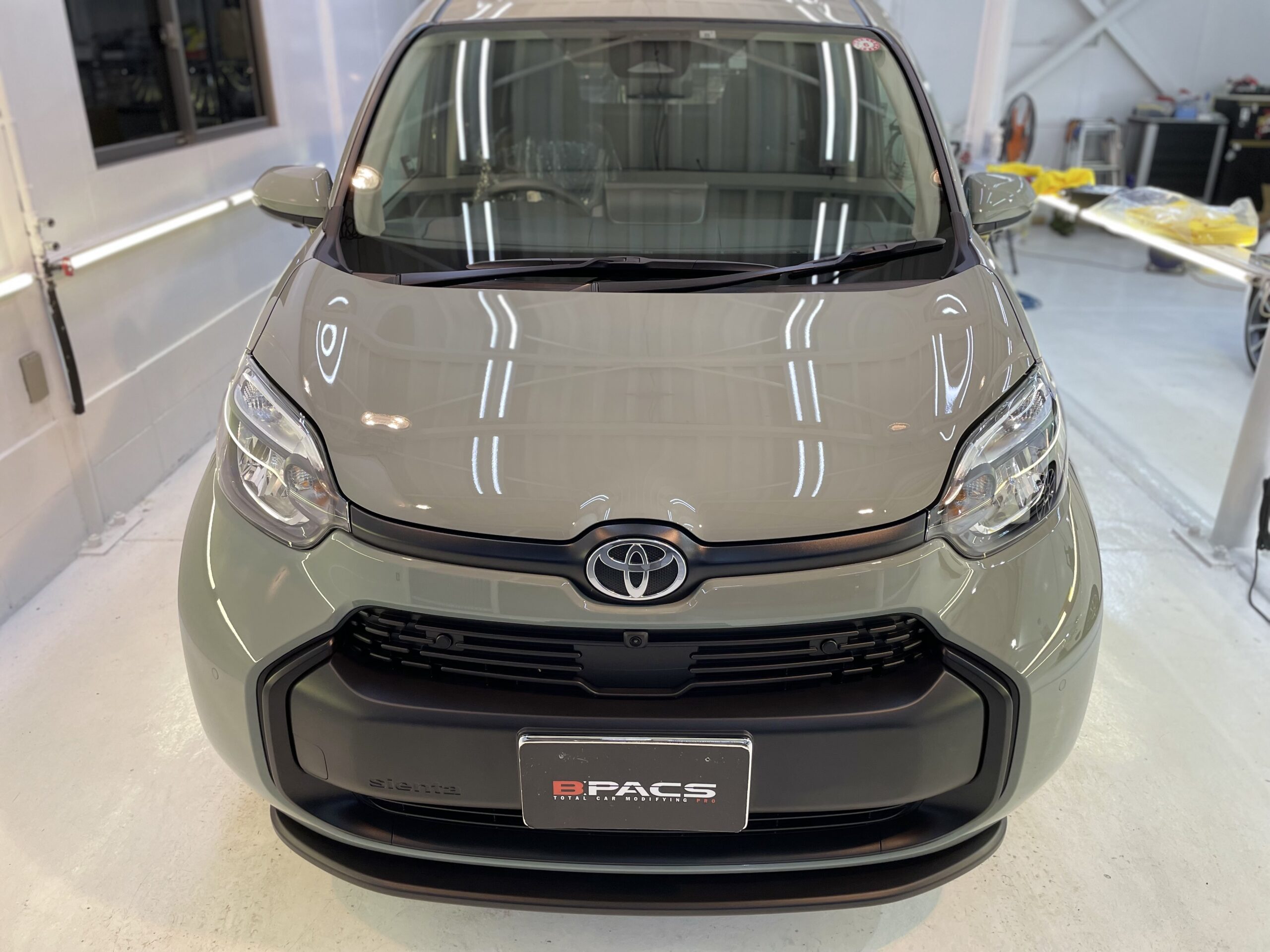 シエンタ10系15系リヤエヤロ アーバンカーキ シエンタ MXPC10G