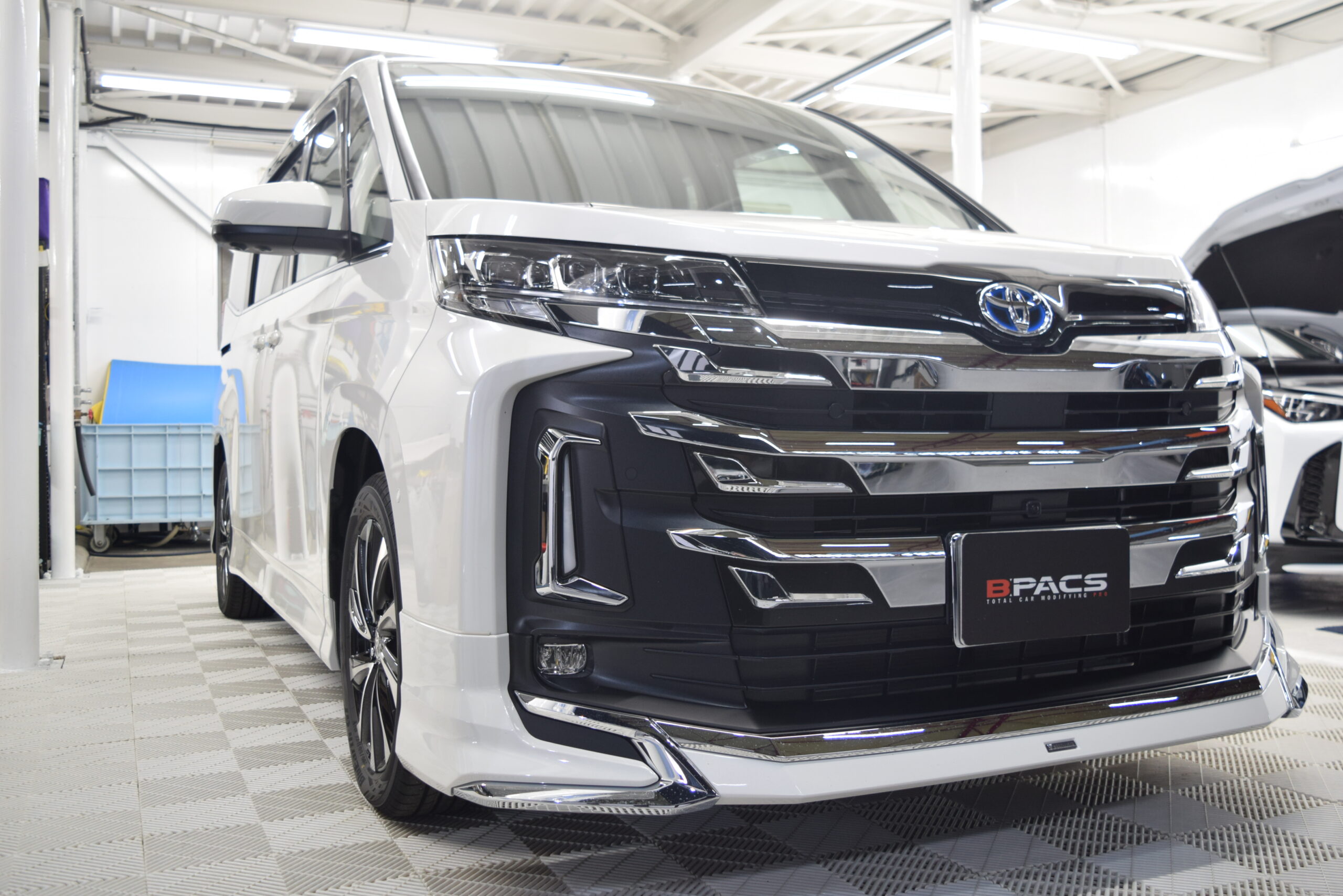 トヨタ ノアにフィルム施工 | B-PACS STAFF BLOG