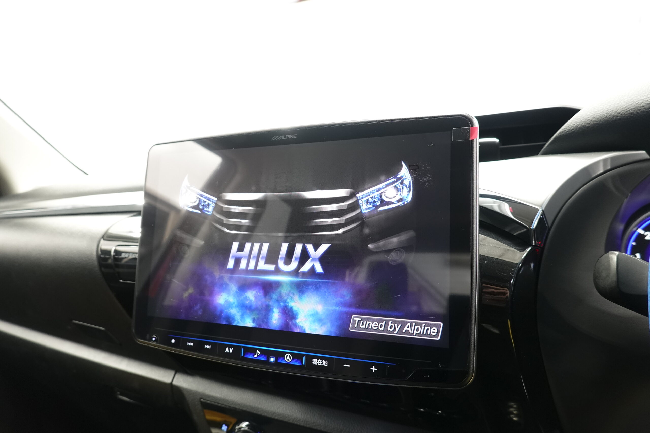 カーオーディオ 大型ディスプレイ トヨタ・ハイラックス！ディーラーナビからビッグディスプレイへ