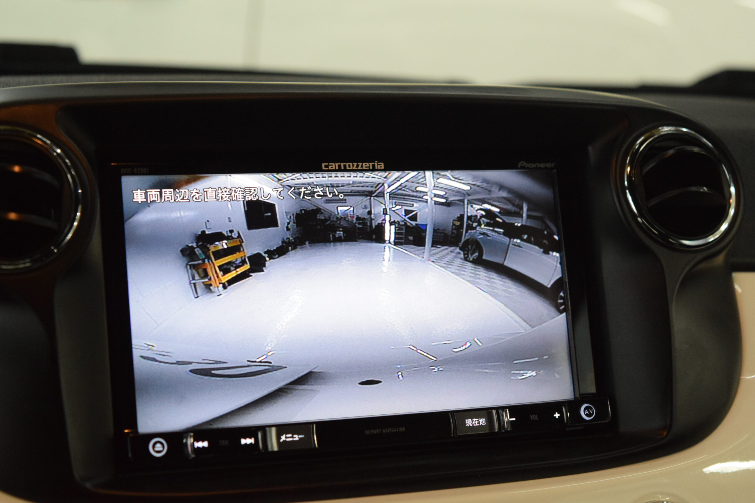 アバルト595に人気のメニュー！バックカメラ埋め込み加工！！ | B-PACS