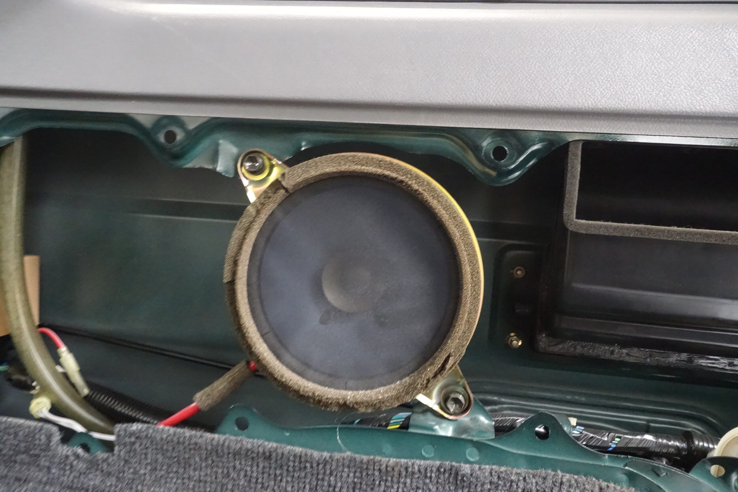 ランクル70の劣化したスピーカーをリーズナブルにリフレッシュ！そして