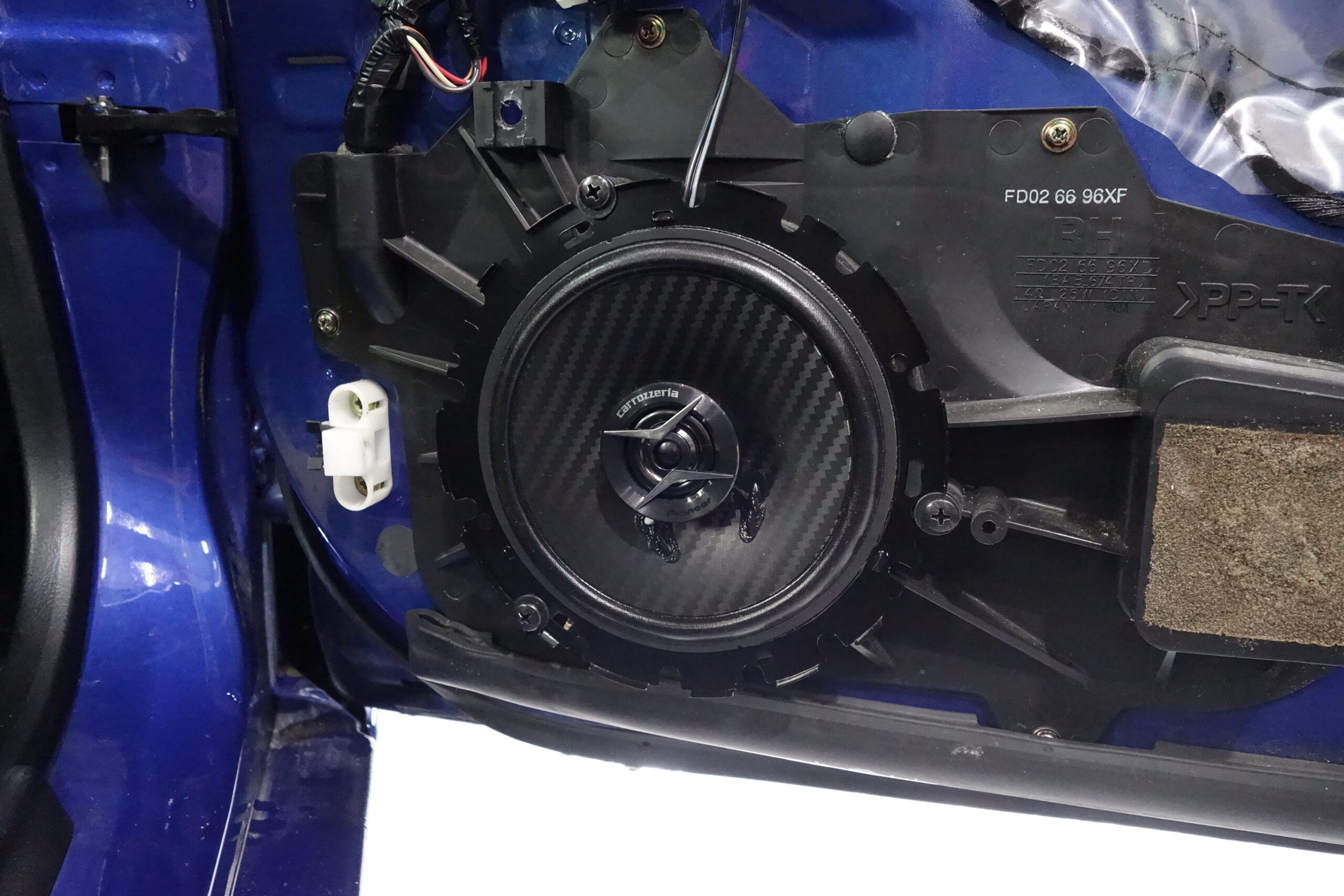 マツダ・RX-7のスピーカーをリフレッシュ！同時に音質アップも実現