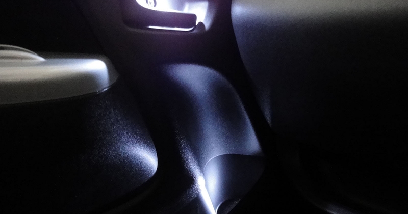 ハイエース：FドアポケットのLED照明